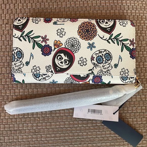 Disney Dooney & Bourke Coco wallet - Picture 2 of 3